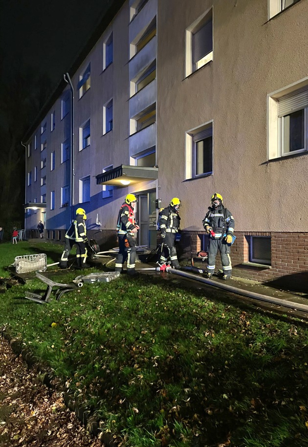 FW Bergheim: Feuerwehr löscht Kellerbrand in Mehrfamilienhaus in Bergheim Laut erster Meldung noch Personen im Gebäude - Niemand verletzt