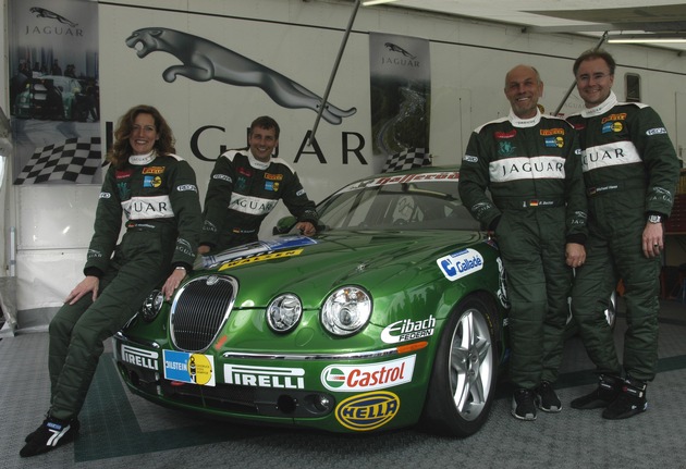 Start beim 24-Stunden-Rennen auf dem Nürburgring / Jaguar S-TYPE mit Diesel-Power unterwegs auf der Nordschleife