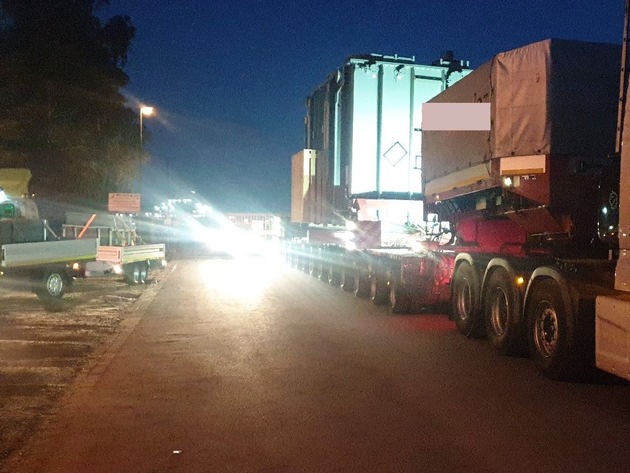POL-WHV: Polizei begleitete einen Schwertransport in Wilhelmshaven (2 FOTOS) - Transport konnte ohne Beanstandungen starten und erreichte um kurz nach Mitternacht sein Ziel