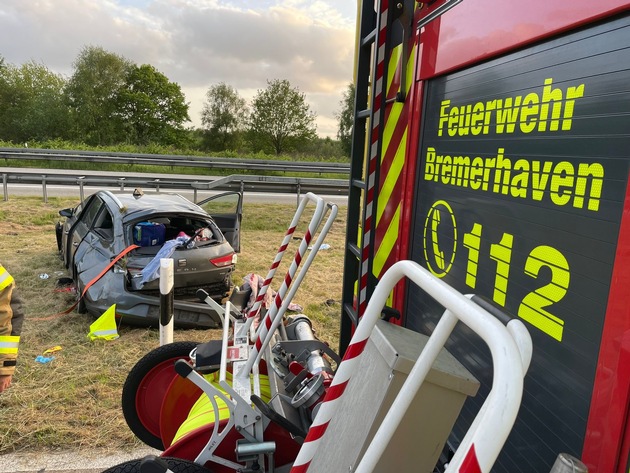 FW Bremerhaven: Zwei parallele Verkehrsunfälle mit drei verletzten Personen- Feuerwehr Bremerhaven mit beiden Zügen im Einsatz