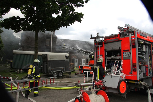 FW-E: Feuer auf Bauernhof in Essen-Dellwig, 27 Jahre alter Mann verletzt