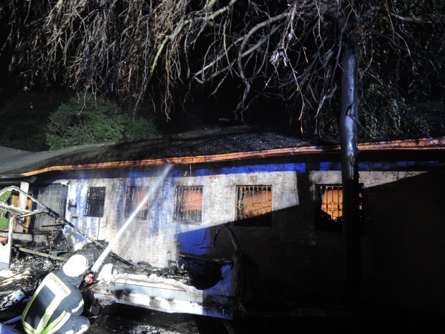 FW-BN: Wohnwagenbrand drohte aufs Haus überzugreifen, Bewohner brachten sich in Sicherheit