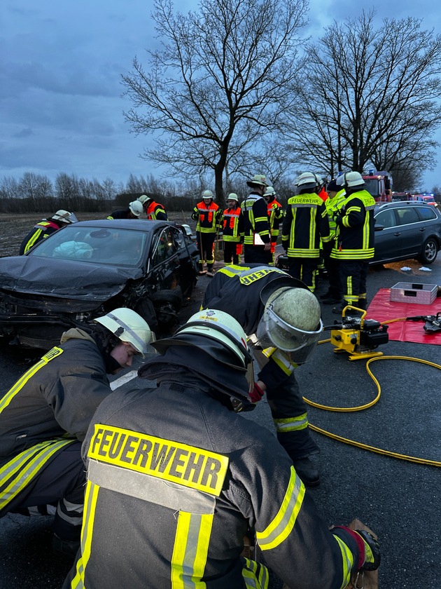 FW-ROW: Verkehrsunfall mit eingeschlossener Person