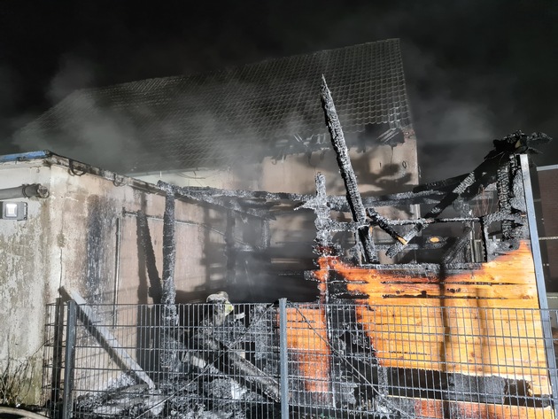 FW-E: Gartenlaube brennt unmittelbar neben einem Handwerksbetrieb, keine Verletzten