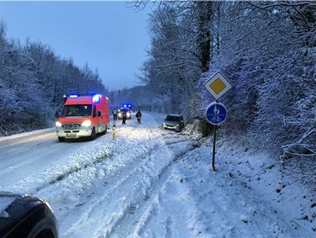 POL-ME: Bei schneebedeckter Fahrbahn verunfallt - 24-Jährige verletzt - Wülfrath - 2301076