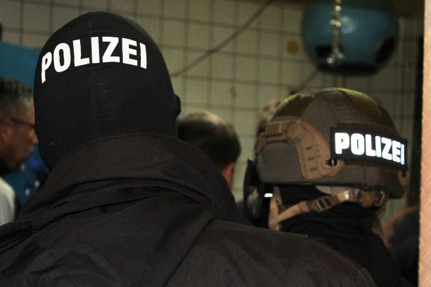 POL-PPWP: Razzia: Polizei durchsucht Nachtlokal / 34 Personen kontrolliert