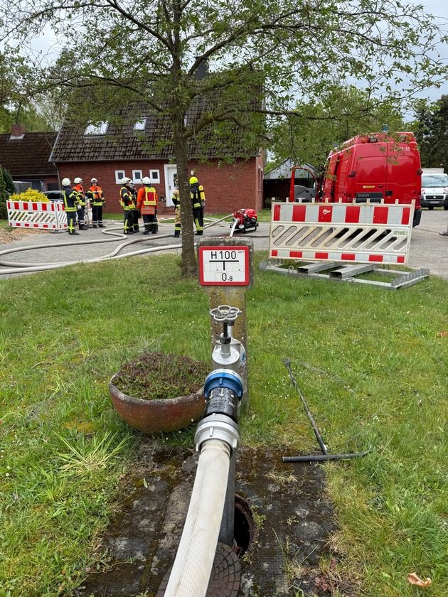 FW-ROW: Brennt Schornstein