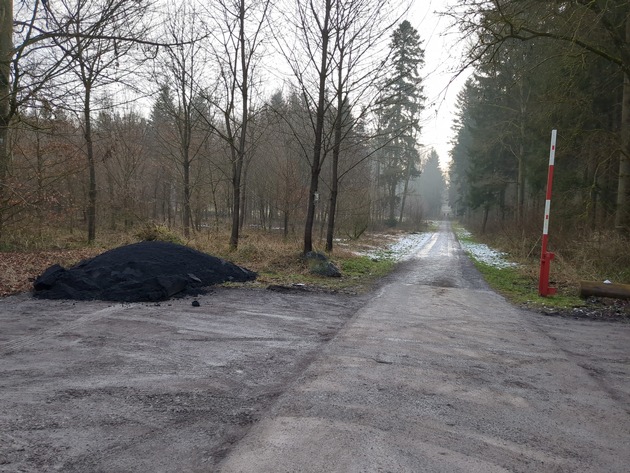 POL-LB: Renningen: Asphalt unerlaubt auf Waldparkplatz entsorgt