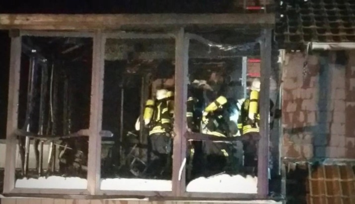 FFW Schiffdorf: Wohnungsbrand - Feuerwehr kann übergreifen auf restliche Wohnung verhindern