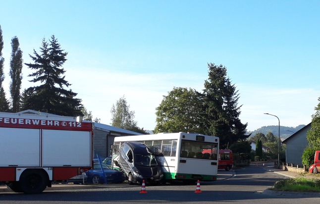 POL-PDKL: Verkehrsunfall mit Schulbus