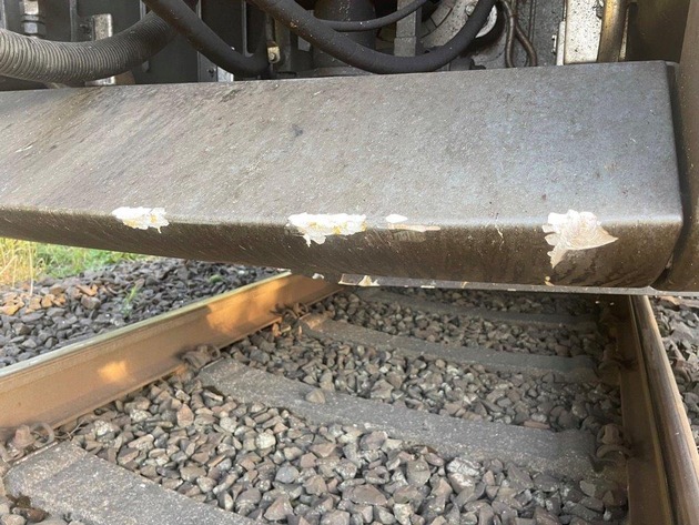 BPOL NRW: Bahnbetriebsunfall in Viersen - Zug kollidiert mit Arbeitsgeräten und Werkzeug