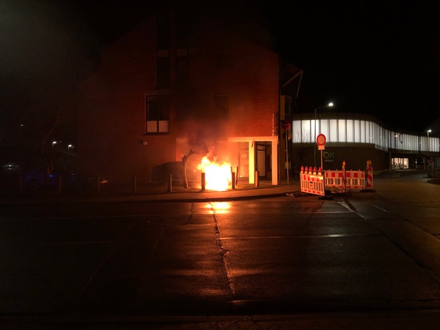 POL-PDKH: PKW im Bereich des Europaplatzes in Bad Kreuznach fängt Feuer - Verdacht der Brandstiftung