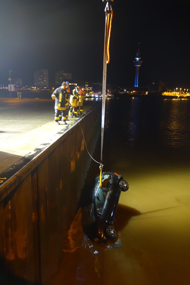 FW Bremerhaven: Fahrzeug stürzt in den Geestevorhafen - Feuerwehrtaucher im Einsatz