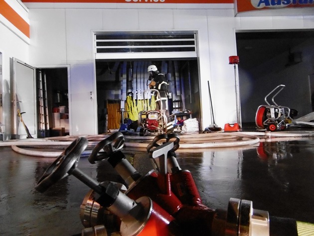 FW-EN: Garagenbrand auf Tankstelle - Feuerwehr verhindert durch schnelles und gezieltes Eingreifen Schlimmeres!