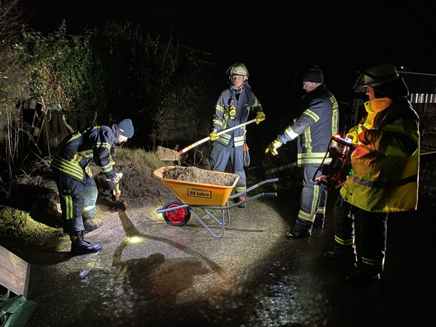 FW-Schermbeck: Wasserschaden durch gestauten Bach