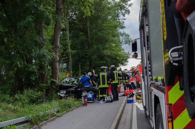 FW Menden: Verkehrsunfall - PKW gegen Baum