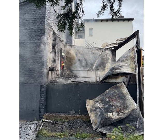 FW Düren: Wohnungsbrand am frühen Morgen - Feuerwehr Düren bringt Feuer schnell unter Kontrolle