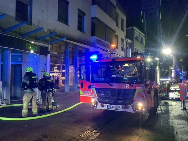 FW Paderborn: Gemeldeter Wohnungsbrand mit Menschenleben in Gefahr in der Rosenstraße