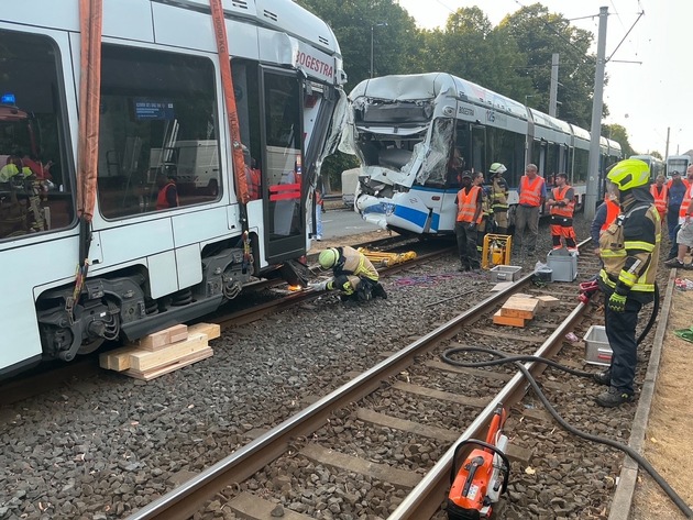 FW-E: Nachbarschaftliche Hilfe nach schwerem Stra&szlig;enbahnunfall in Gelsenkirchen - Feuerwehr Essen unterst&uuml;tzt mit Spezialkr&auml;ften