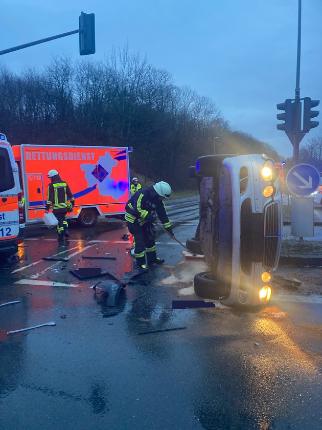 FW-EN: Verkehrsunfall mit 2 Fahrzeugen - Feuerwehr ist gleich zweimal Retter in der Not