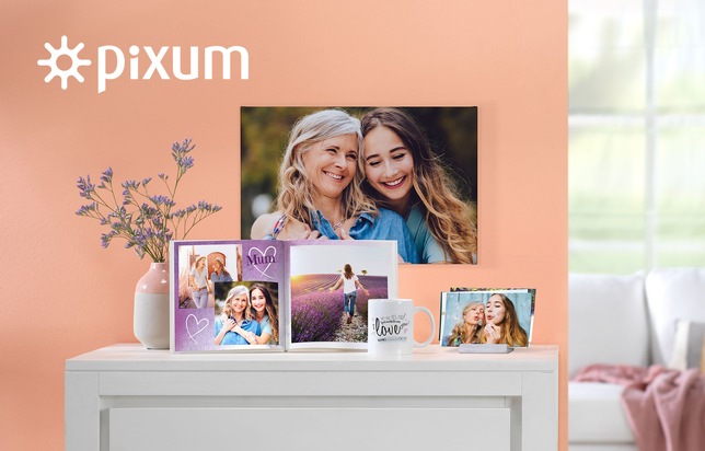 Pixum: "Mit Abstand" das beste Geschenk zum Muttertag: Fotogeschenke von Pixum direkt an Mama versenden