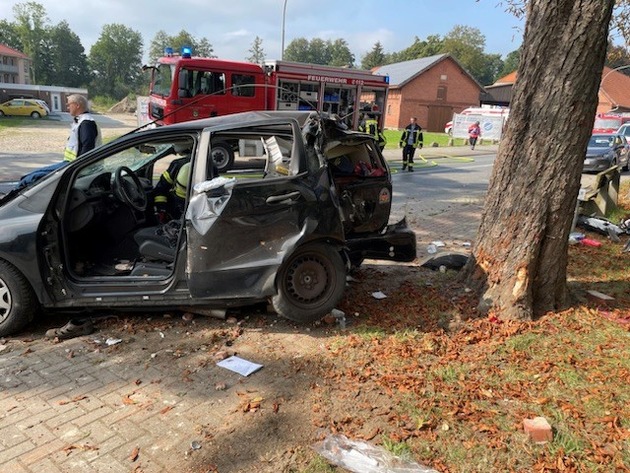 POL-LG: ++ Pkw kommt von der Fahrbahn ab - mit Bushaltestelle und Baum kollidiert - schwer verletzt ++ &quot;tragischer Unfall&quot; - Bewohner stürzt aus Fenster ++ unter Drogeneinfluss, jedoch ohne Führerschein