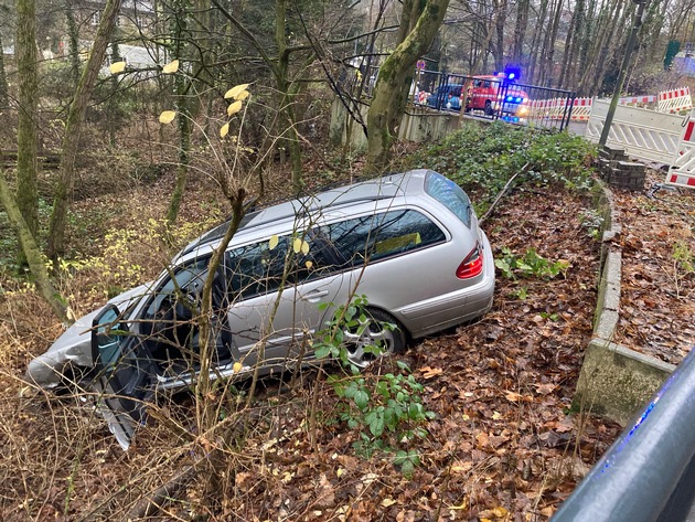 POL-ME: Vorfahrt missachtet: drei Leichtverletzte bei Verkehrsunfall - Velbert - 2412034