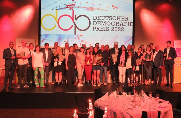 Das Demographie Netzwerk (ddn): Neun Leuchtturmprojekte für eine diverse, integrative Zukunft ausgezeichnet / Deutscher Demografie Preis 2022 in Berlin verliehen