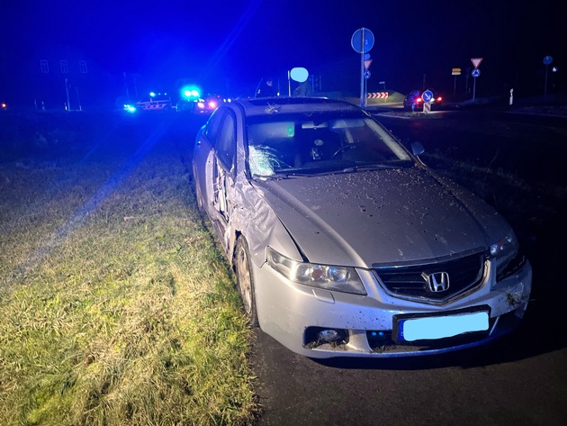 POL-KLE: Kalkar - Schwerer Verkehrsunfall im Kreisverkehr / keine Fahrerlaubnis, Fahrzeug nicht zugelassen, Verdacht auf Alkohol und Drogen