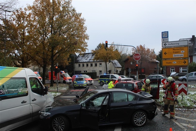 POL-AC: Unfall mit mehreren Fahrzeugen auf dem Pariser Ring