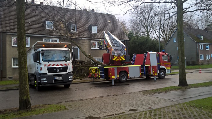 FW-GE: Zwischenbilanz der Feuerwehr Gelsenkirchen nach dem Durchzug von Sturm &quot;Friederike&quot;. - Rund 270 sturmbedingte Einsätze bis zum Nachmittag.