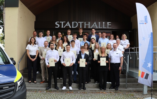 HZA-SW: Berufseinsteiger beim Hauptzollamt Schweinfurt/ 23 neue Nachwuchskräfte starten ihre Zoll Karriere