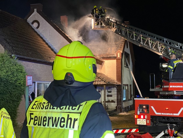 Feuerwehr Weeze: Wohnungsbrand mit Menschenleben in Gefahr