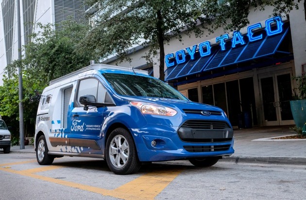 Ford-Werke GmbH: Miami: Autonomes Ford Transit Connect-Forschungsfahrzeug liefert Speisen aus (FOTO)