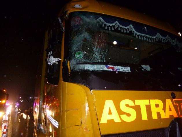 POL-VDMZ: Autobahn nach schwerem LKW-Unfall über Stunden voll gesperrt