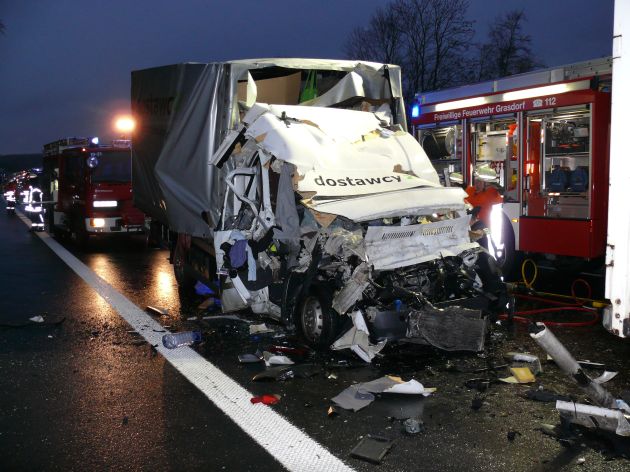 POL-HI: Tödlicher Verkehrsunfall am Stauende
Kleintransporter fährt auf Sattelzug auf