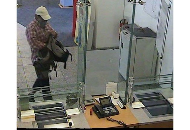 POL-MFR: (971) Bewaffneter Überfall auf Sparkasse - Bildveröffentlichung und Belohnung ausgesetzt