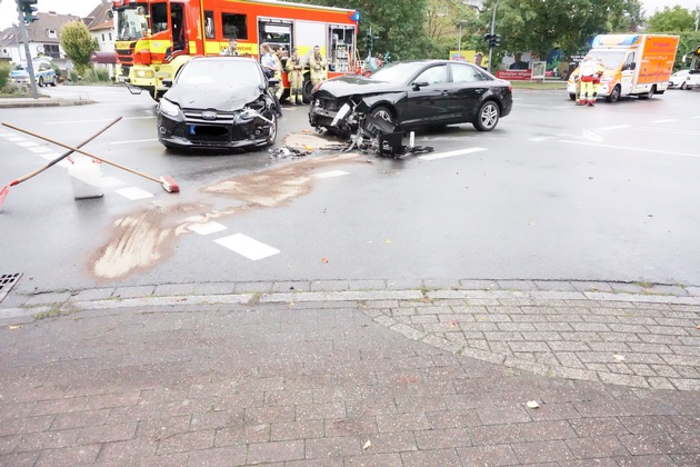 FW Ratingen: Ratingen Mitte Mülheimer Str. / Hauser Ring 04.09. 2020 13:40 Uhr Verkehrsunfall mit mehreren Verletzten.