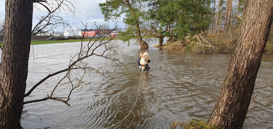FW Celle: Hochwassereinsätze am 2. Weihnachtstag - 5. Lagemeldung! / Hund aus Überschwemmungsfläche gerettet.