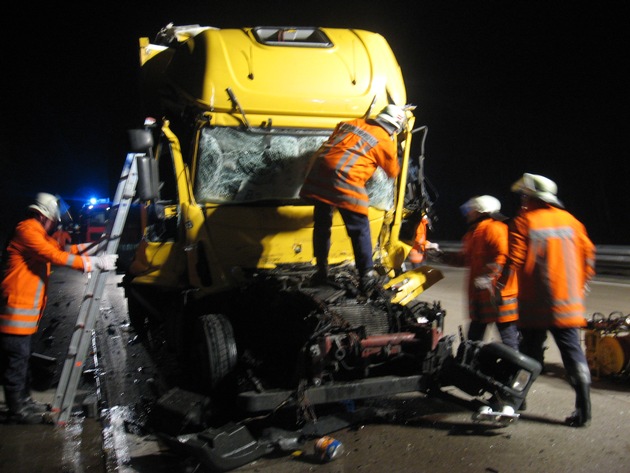 POL-HI: Ein Toter nach schweren Lkw-Unfall auf der BAB 7