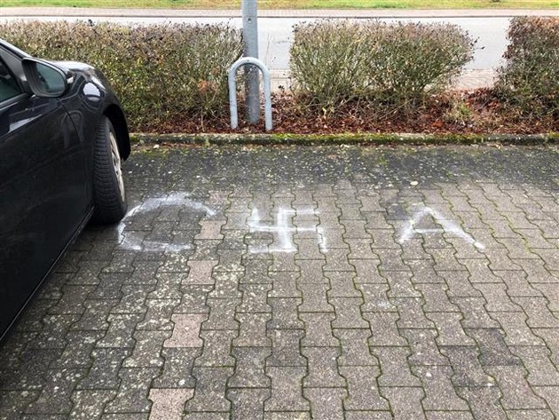 POL-PDPS: Graffiti-Schmiererei auf dem Parkplatz eines Einkaufsmarktes