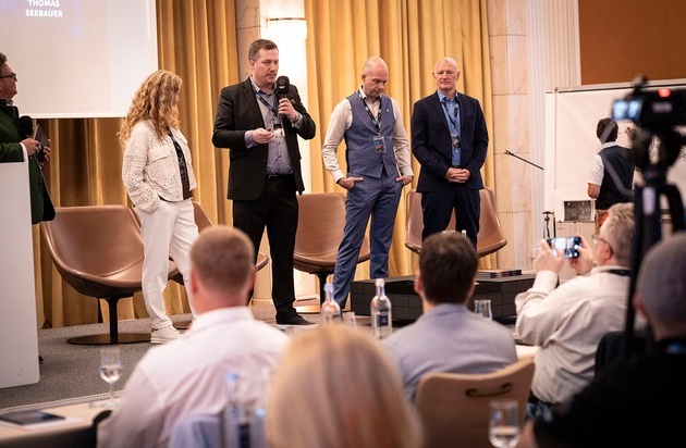 Innovation Circle Managementgesellschaft mbH: Business-Beben im Grand Elysee: Bernhard Schindler bringt den Schindler Circle Powerday mit Lindner, Bosbach, Jung & 1.000 Matchcards erstmals nach Hamburg! Das Match-Feuerwerk für den Mittelstand