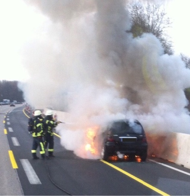 FW-ME: PKW-Brand auf der Autobahn