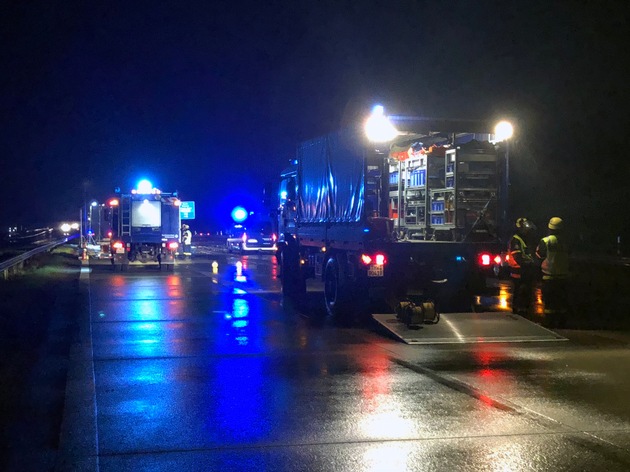 THW-HH MV SH: Nach einem schweren Verkehrsunfall auf der Autobahn 1 bei Lübeck unterstützten Einsatzkräfte des Technischen Hilfswerkes (THW) am frühen Mittwochmorgen die Polizei und leuchtete die Unfallstelle aus.