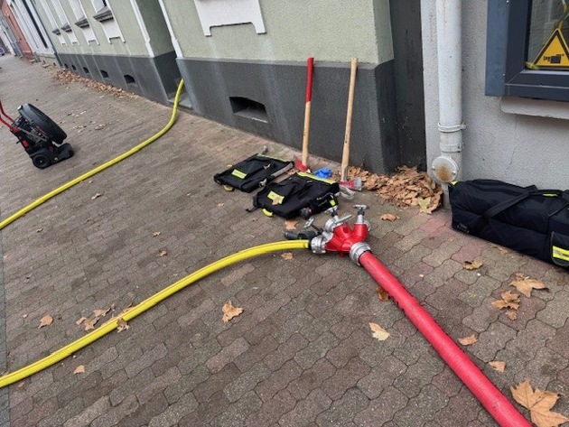 FW-OB: Wasserrohrbruch entpuppt sich als Küchenbrand