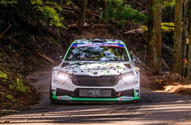 Skoda Auto Deutschland GmbH: Rallye Japan: Škoda Fabia RS Rally2-Fahrer Nikolay Gryazin übernimmt WRC2 Challenger-Führung