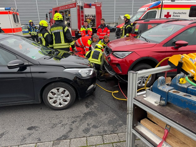 FW VG Westerburg: Verkehrsunfall auf Supermarktparkplatz - Frau wird unter PKW eingeklemmt