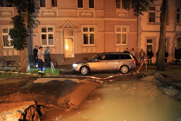 FW-E: Defekte Wasserleitung überflutet Straßen und Keller