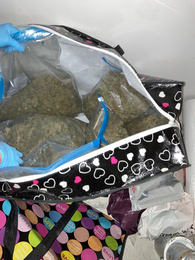 POL-D: Eller - Zugriff nach Drogendeal in Pkw - Zivilfahnder nehmen Tatverdächtige fest und stellen mehrere Kilogramm Marihuana sicher - Haftrichter