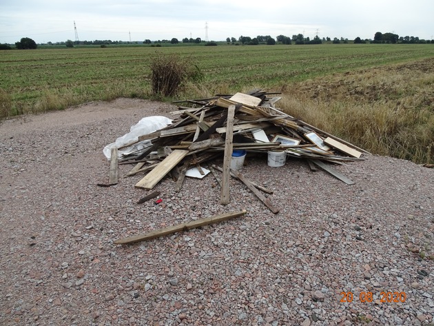 POL-SE: Raa-Besenbek - Umweltsünder entsorgen Abfälle aus Haushaltsauflösung - Polizei sucht Zeugen